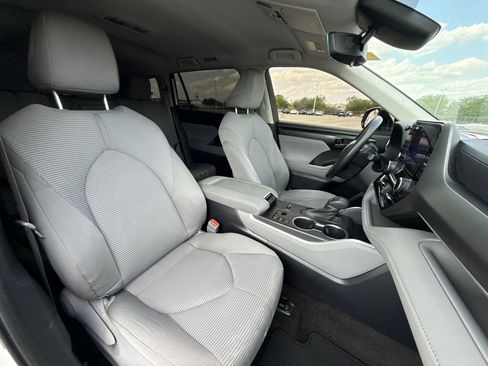 Used 2023 Toyota Highlander L image 26