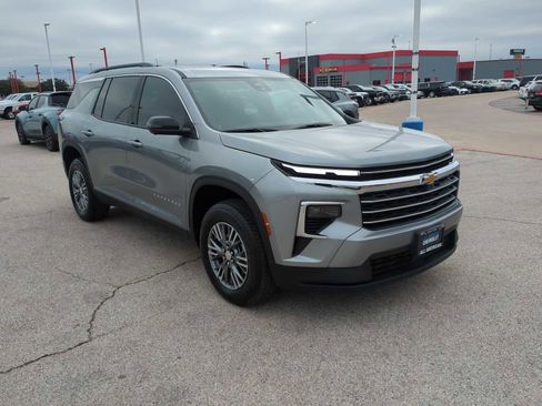 Used 2026 Chevrolet Traverse LT w/ Driver Confidence Package image 2