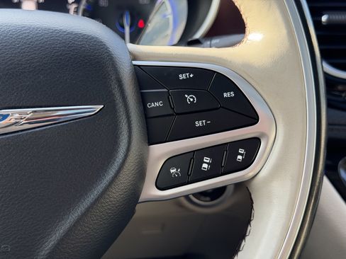 Used 2019 Chrysler Pacifica Limited w/ Advanced Safetytec Group FWD image 18