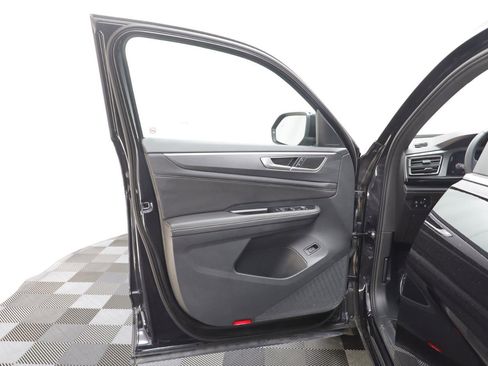 Used 2025 Volkswagen Atlas Cross Sport SE image 5