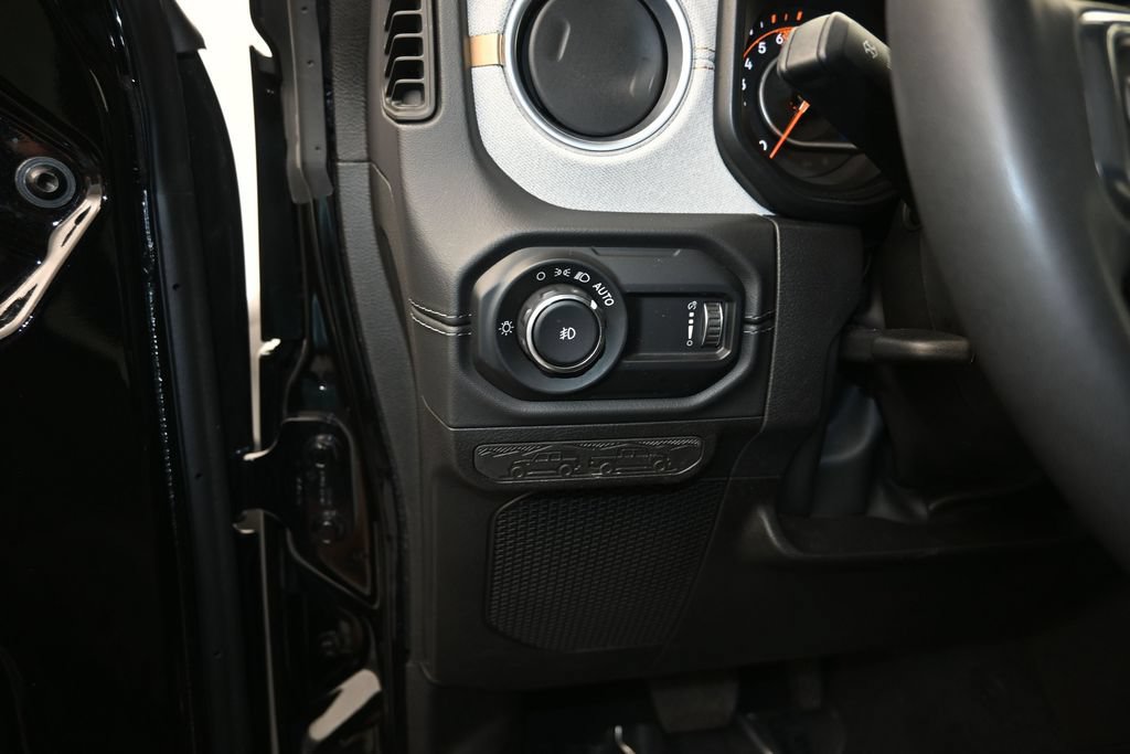 Used 2025 Jeep Wrangler Unlimited Sahara AWD/4WD image 12