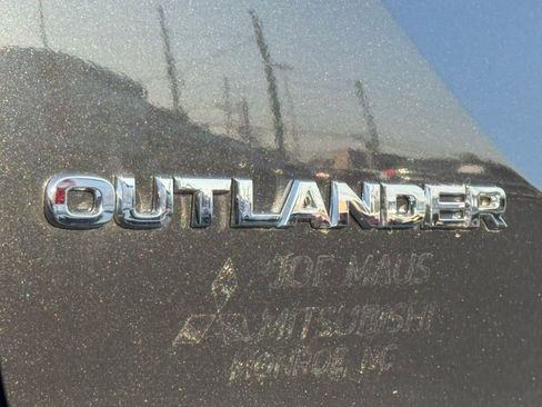 Used 2025 Mitsubishi Outlander SE image 9