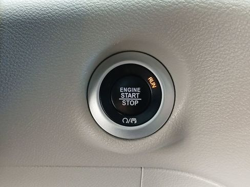 Used 2024 Chrysler Pacifica Touring-L image 17