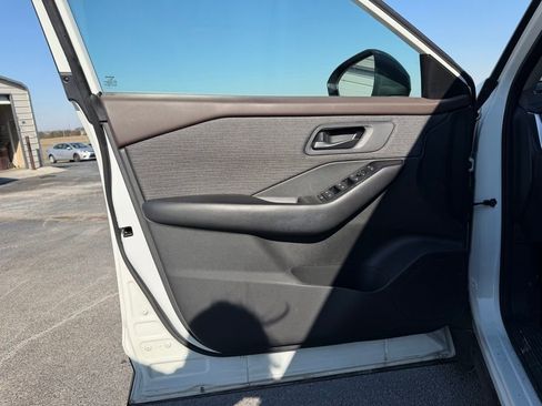 Used 2023 Nissan Rogue S image 13