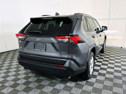 Used 2021 Toyota RAV4 XLE w/ Convenience Package FWD image 3