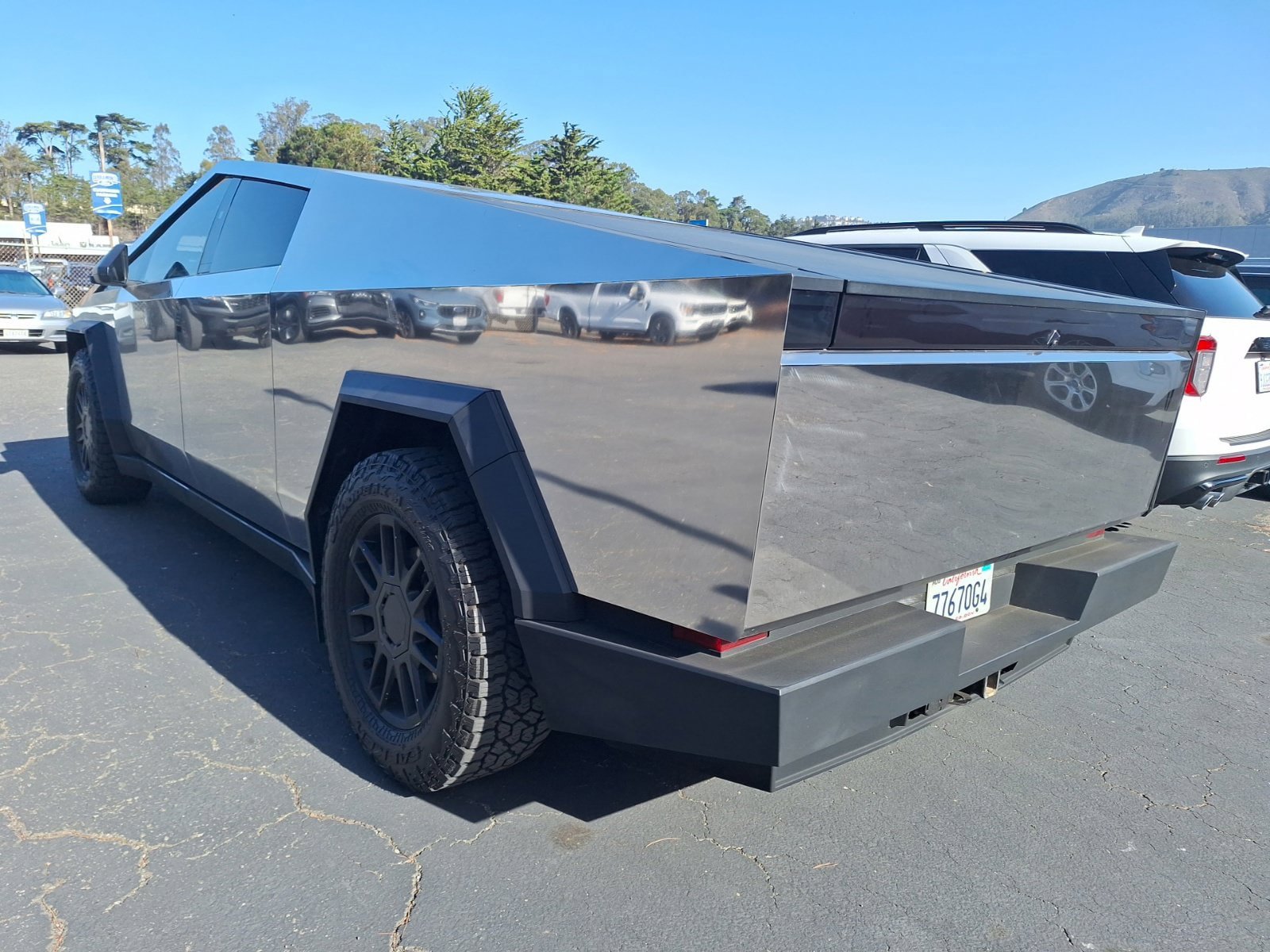 Used 2025 Tesla Cybertruck AWD Crew Cab image 4