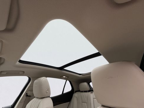 Used 2022 Buick Envision Avenir w/ Technology Package II image 3