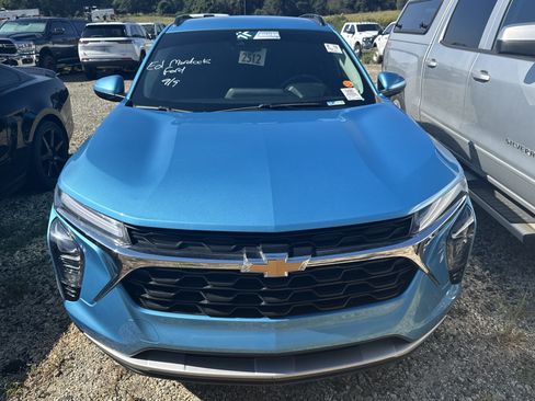 Used 2025 Chevrolet Trax LT w/ Driver Confidence Package FWD image 2