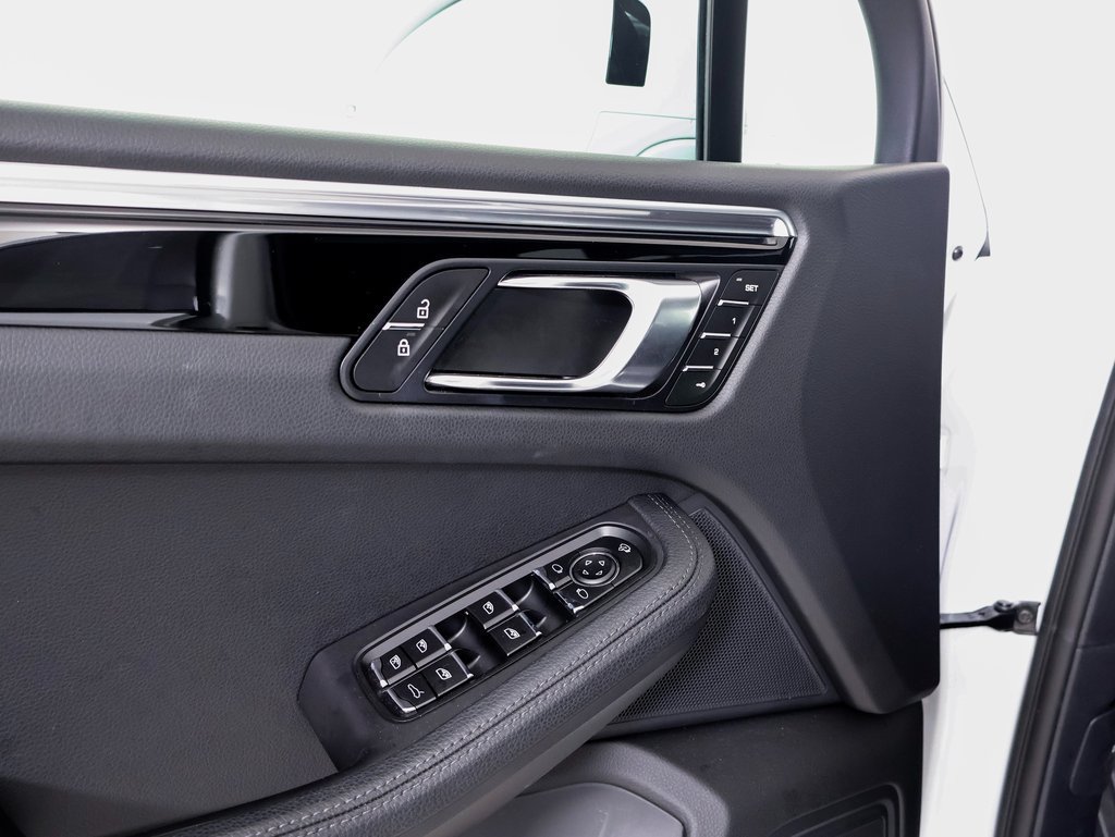 Certified 2025 Porsche Macan AWD/4WD image 19