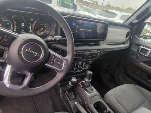 Used 2025 Jeep Wrangler Sahara image 12