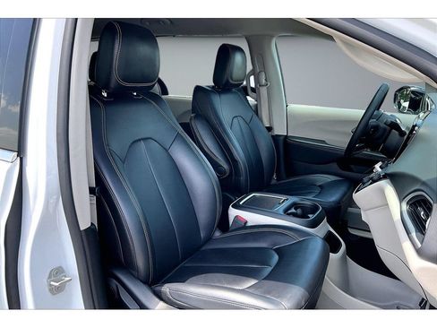 Used 2024 Chrysler Pacifica Touring-L FWD image 47
