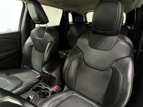 Used 2018 Jeep Cherokee Latitude Plus w/ Comfort/Convenience Group FWD image 13