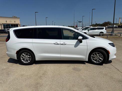 Used 2023 Chrysler Voyager LX FWD image 17