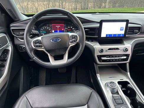 Used 2022 Ford Explorer XLT w/ Equipment Group 202A image 16