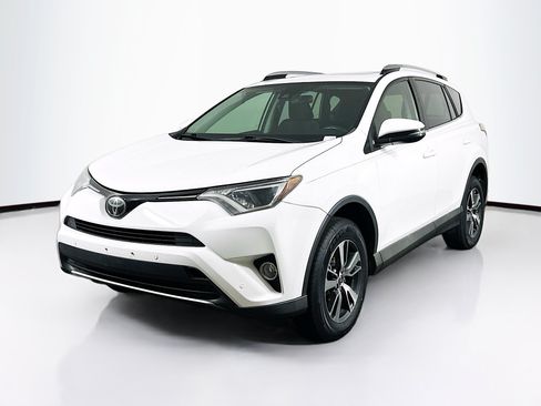 Used 2018 Toyota RAV4 XLE AWD/4WD image 3