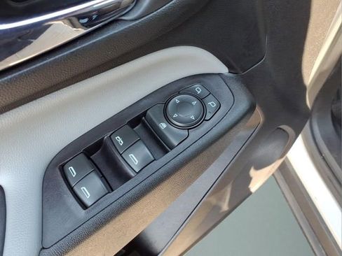 Used 2019 Chevrolet Equinox LS FWD image 11