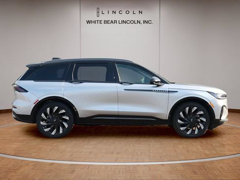Used 2025 Lincoln Nautilus Reserve AWD/4WD image 4