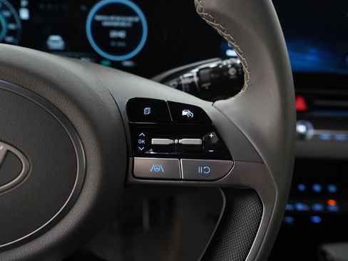 Used 2025 Hyundai Elantra SEL FWD image 25