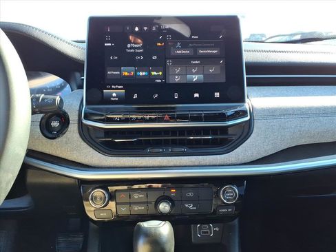 Used 2024 Jeep Compass Latitude image 10