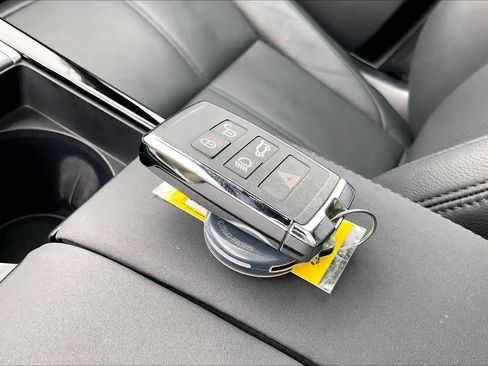 Used 2025 Land Rover Range Rover Velar Dynamic SE image 11