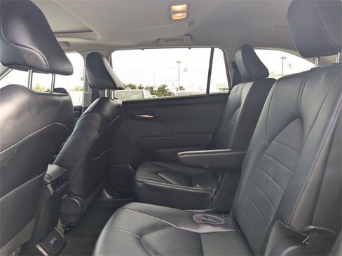 Used 2023 Toyota Highlander XLE image 15