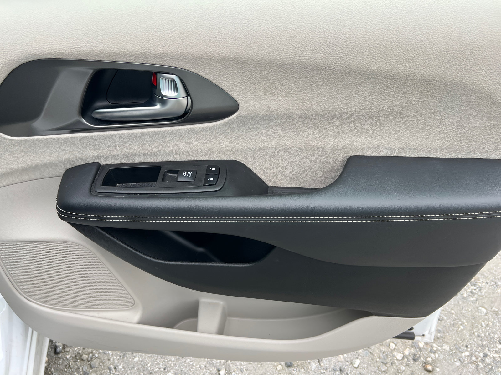 Used 2024 Chrysler Pacifica Touring-L FWD image 17