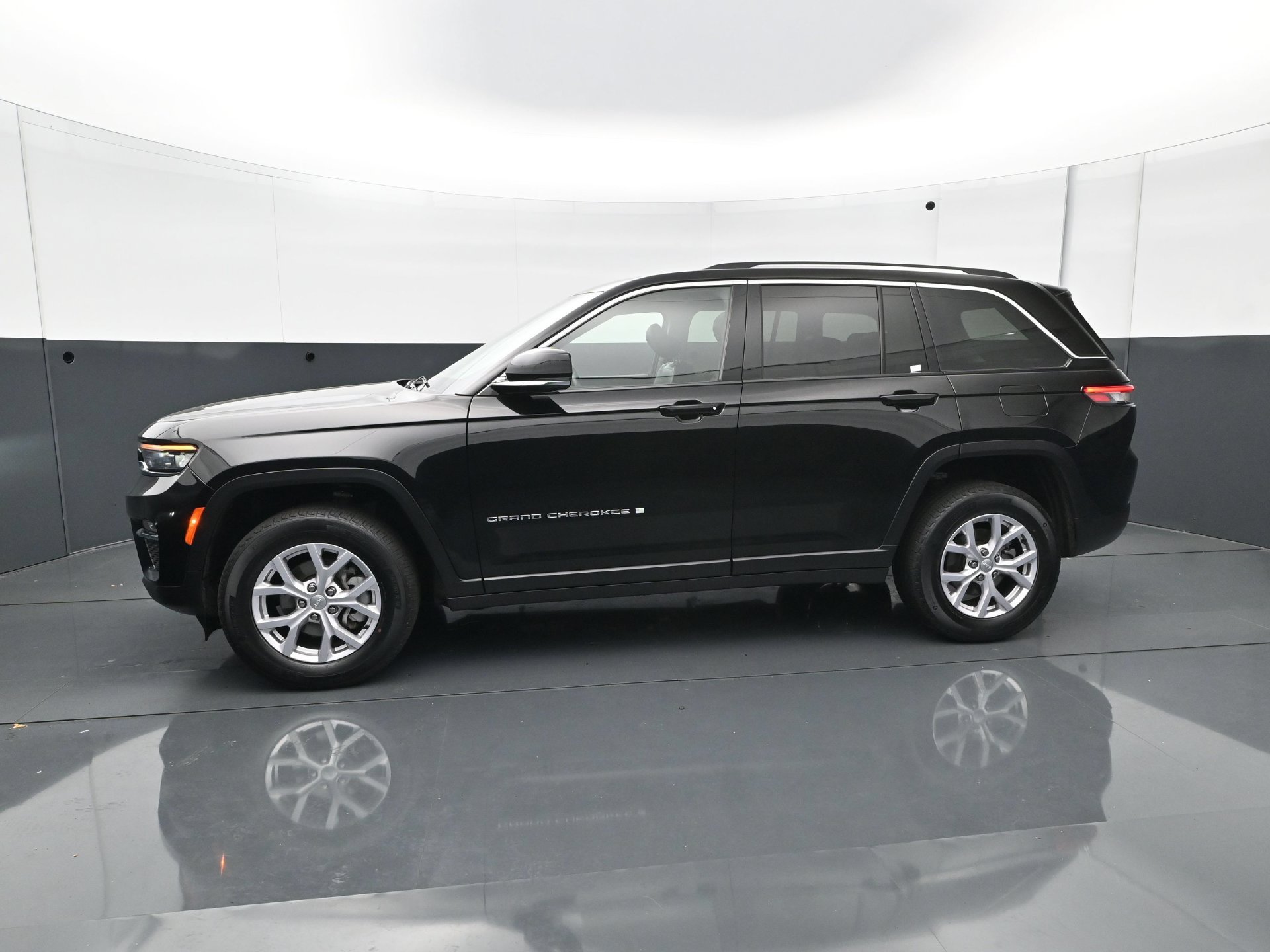 Used 2022 Jeep Grand Cherokee Limited AWD/4WD image 3