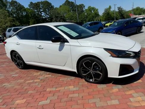 Used 2024 Nissan Altima 2.5 SR FWD image 3