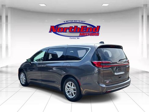 Used 2023 Chrysler Pacifica Touring-L FWD image 5