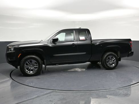 Used 2025 Nissan Frontier SV image 2