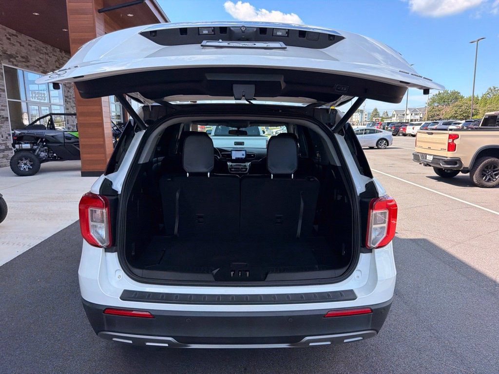 Used 2022 Ford Explorer XLT w/ Equipment Group 202A AWD/4WD image 9