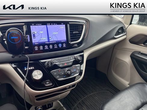 Used 2017 Chrysler Pacifica Touring-L FWD image 2