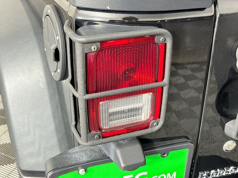 Used 2018 Jeep Wrangler Unlimited Rubicon w/ Connectivity Group image 33