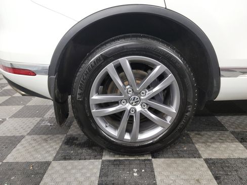 Used 2015 Volkswagen Touareg Sport image 26