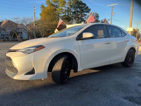 Used 2018 Toyota Corolla LE image 4