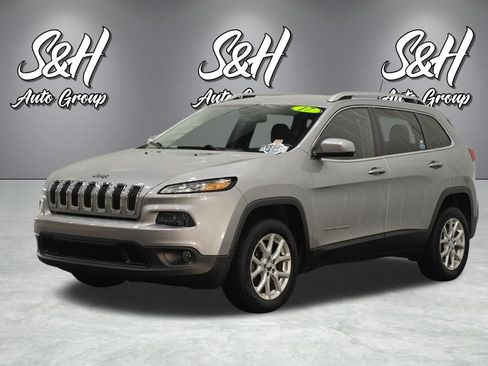 Used 2017 Jeep Cherokee Latitude w/ Cold Weather Group FWD image 12