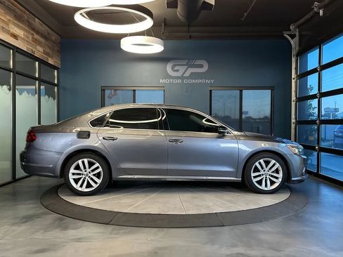 Used 2018 Volkswagen Passat 2.0T SE FWD image 2