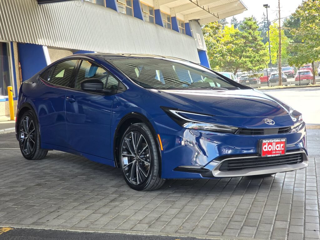 Used 2024 Toyota Prius XLE FWD image 3