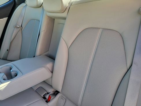 Used 2025 Genesis G70 2.5T image 19