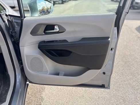 Used 2021 Chrysler Pacifica Touring-L image 16