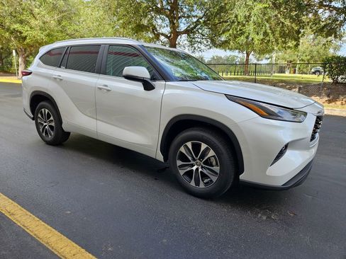 Certified 2024 Toyota Highlander XLE FWD image 7
