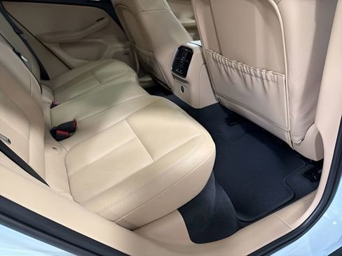 Used 2025 Porsche Macan AWD/4WD image 34