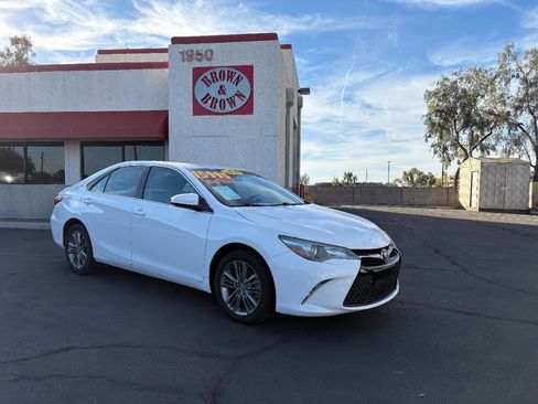 Used 2016 Toyota Camry SE image 2