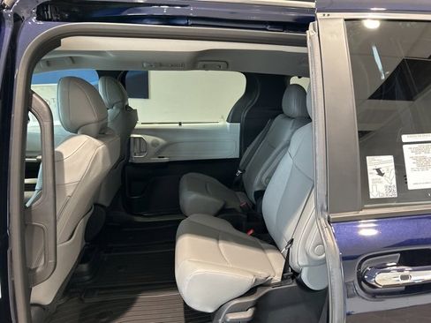 New 2026 Toyota Sienna XLE image 17