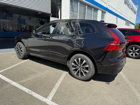 Used 2025 Volvo XC60 B5 Plus image 2