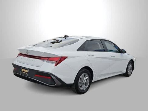 Certified 2025 Hyundai Elantra SE image 8