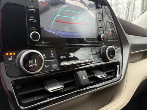 Used 2020 Toyota Highlander XLE image 21