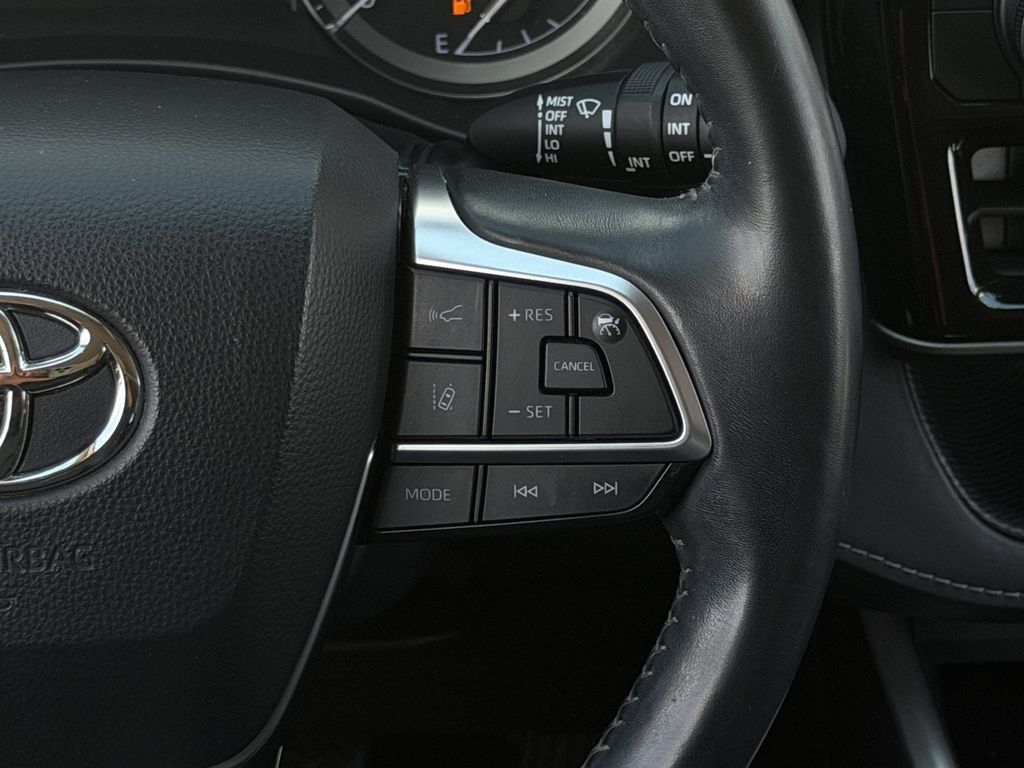 Used 2021 Toyota Highlander XLE FWD image 15