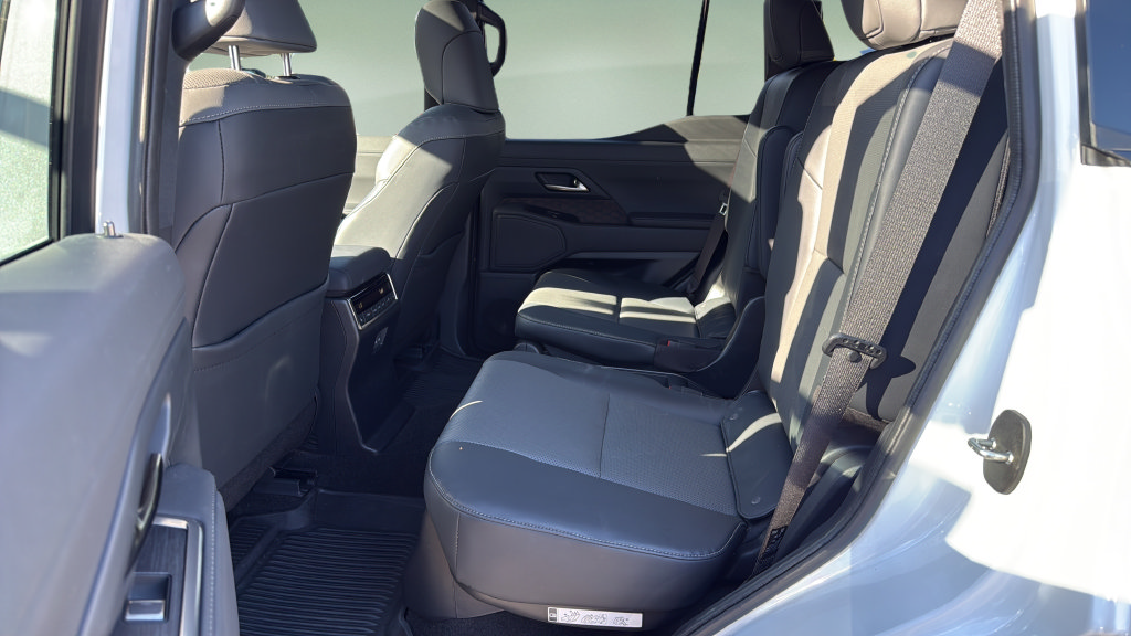 Used 2025 Lexus GX 550 w/ Accessory Package (2T) AWD/4WD image 16