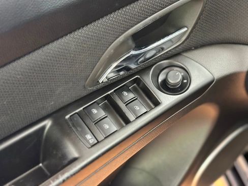 Used 2011 Chevrolet Cruze LT image 17